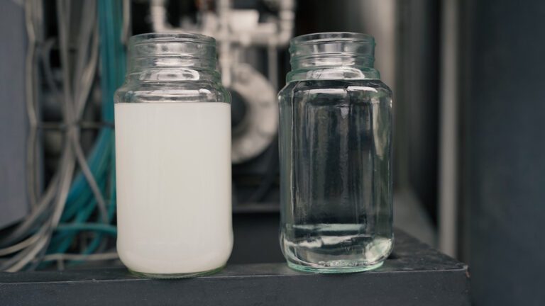 Agua ultrafiltrada para evitar contaminación en la producción de tela.