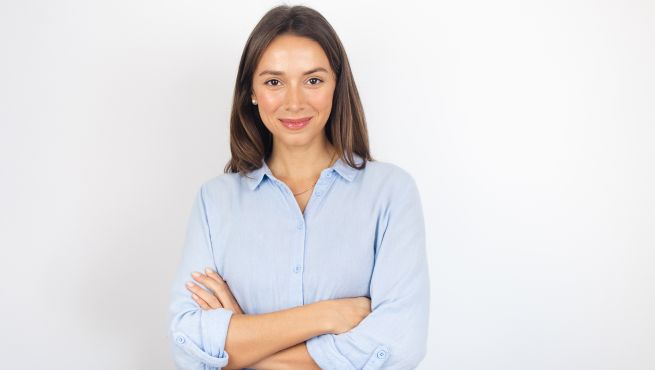 What qualities should an ideal business shirt have?